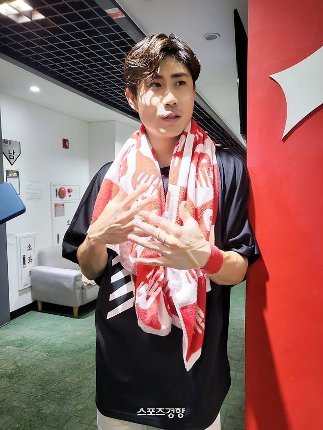 KT 심우준이 지난 14일 수원 삼성전에서 끝내기 안타를 친 뒤 인터뷰하고 있다. 김은진 기자