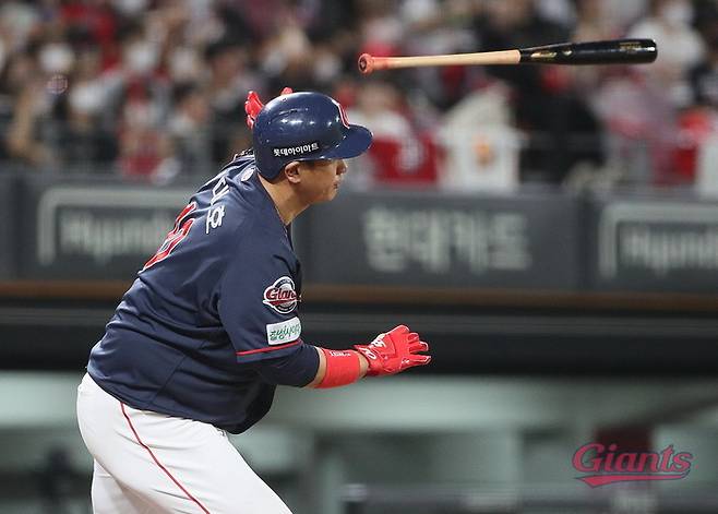 롯데 이대호가 14일 광주 KIA전에서 안타를 치고 있다. 롯데 자이언츠 제공