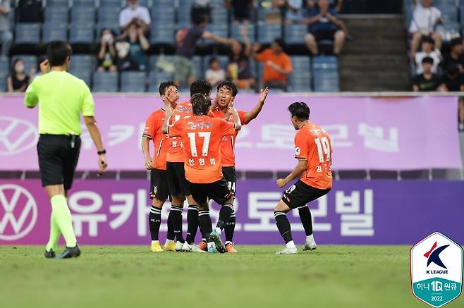 ▲ 윤빛가람의 골을 함께 기뻐하는 선수들 ⓒ한국프로축구연맹