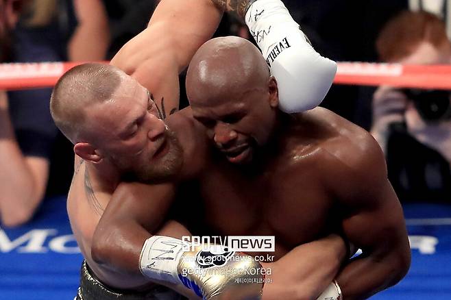 ▲ 플로이드 메이웨더는 코너 맥그리거와 복싱 경기를 펼쳐 어마어마한 대전료를 챙겼다. 소문에는 3000억 원을 벌었다고 한다.