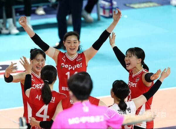 페퍼저축은행 선수들 환호.