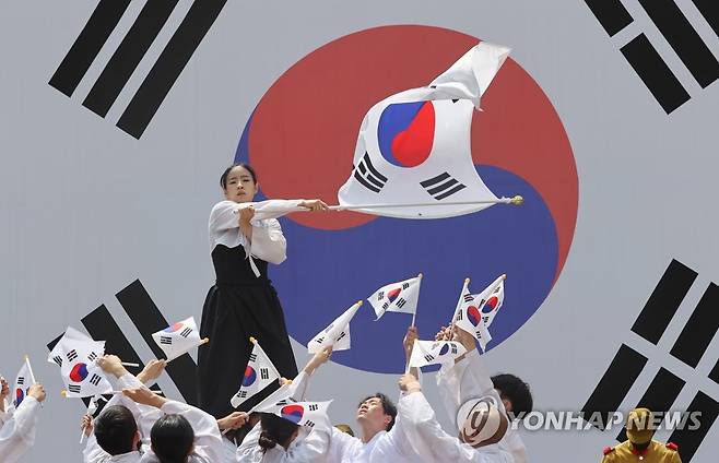 태극기 휘날리며 (서울=연합뉴스) 임헌정 기자 = 광복절을 하루 앞둔 14일 오후 서울 서대문형무소역사관에서 독립 관련 퍼포먼스가 열리고 있다. 2022.8.14 kane@yna.co.kr