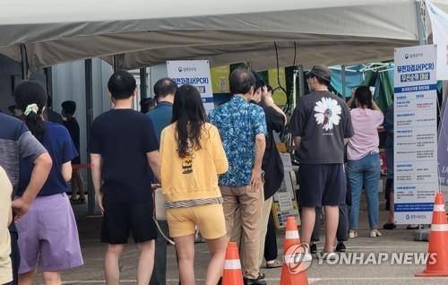 연휴에도 붐비는 선별진료소  [연합뉴스 자료사진]