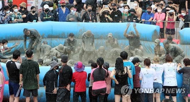머드탕에 풍덩 [연합뉴스 자료사진]