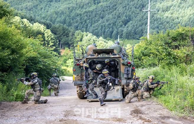 지난 7월 강원도 인제 육군과학화전투훈련단에서 육군 장병들이 한미연합사단 순환배치여단(미 1기갑여단)과 과학화전투훈련(KTCT) 연합 훈련을 하고 있다. (사진=육군)