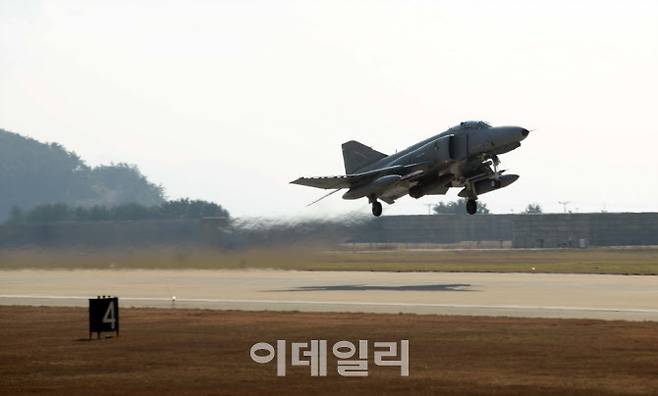 F-4E 전투기가 임무를 위해 이륙하고 있다. (사진=공군)