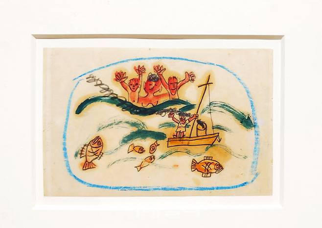 이중섭의 ‘현해탄’(1954·13.7×21.5㎝). 푸르게 넘실대는 파도 위에 띄운 조각배에는 화가가 타고 있다. 멀리 두 팔을 벌리고 웃고 있는 아내와 두 아들을 만나러 가는 길이다. 헤어져 있는 가족을 만나러 간다는 결코 포기할 수 없는 꿈을 온전히 담아낸 작품이다(사진=오현주 문화전문기자).