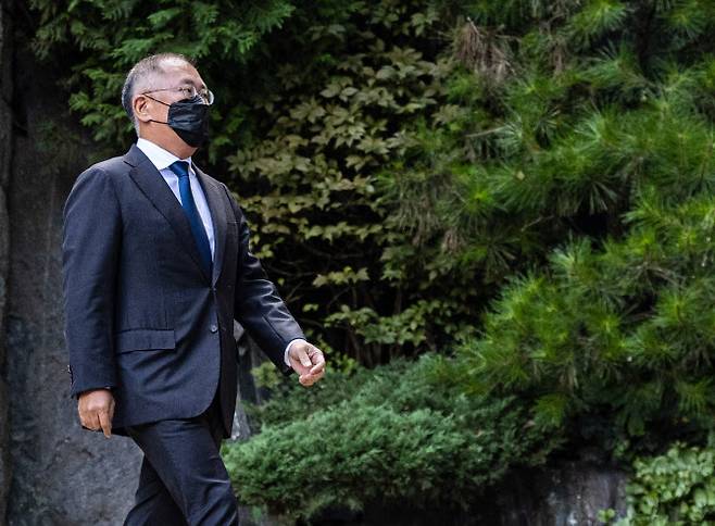 정의선 현대자동차그룹 회장이 16일 오후 고(故) 정주영 현대그룹 명예회장의 부인인 고 변중석 여사의 15주기 제사를 지내기 위해 서울 종로구 청운동 정 전 명예회장 자택으로 들어가고 있다. (사진=연합뉴스)