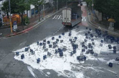 지난 6월29일 춘천시 퇴계동의 한 사거리에서 화물차에 실려있던 맥주병 2000개가 바닥으로 떨어지는 사고가 발생했다. (사진=춘천시 제공)