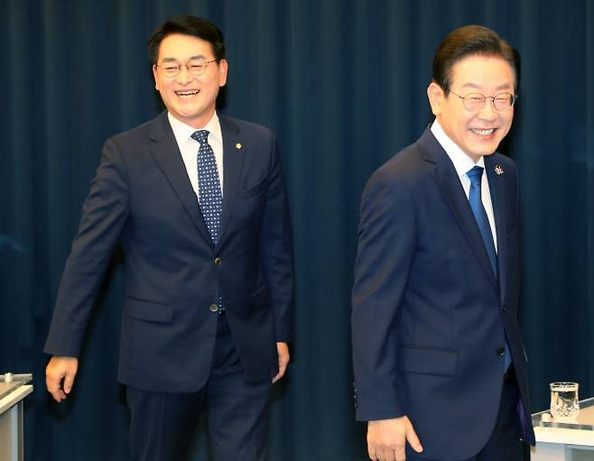 박용진(왼쪽), 이재명 더불어민주당 당대표 후보가 16일 전북 전주시 JTV전주방송에서 열린 토론회를 위해 장내로 들어서고 있다.(사진=뉴스1)