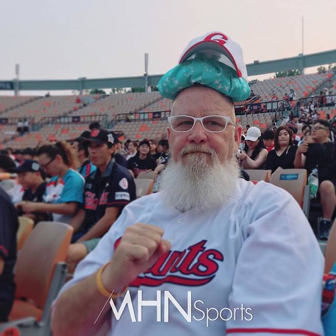 SNS를 보면, 케리 마허 교수 본인보다 롯데/롯데 자이언츠를 응원하는 사진들만 가득하다. 진정 그는 롯데를 사랑하는 '사직 할아버지'였다. 사진=케리 마허 교수 SNS