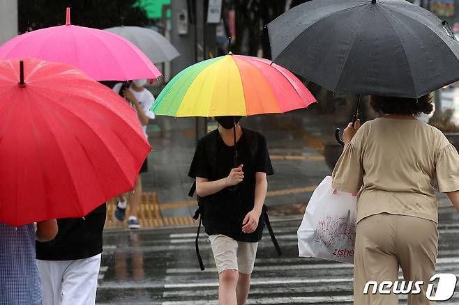 11일 오후 대구지역에 비가 내리는 가운데 수성구 달구벌대로에서 우산을 쓴 시민들이 발걸음을 재촉하고 있다. 2022.8.11/뉴스1 ⓒ News1 공정식 기자
