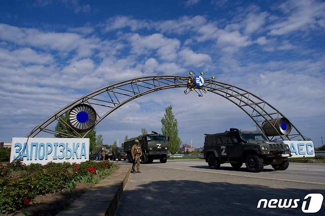 우크라이나 자포리지야주 에네르호다르시에 위치한 자포리자 원자력발전소 입구를 러시아의 우크라이나 상징을 의미하는 알파벳 'Z' 표시가 새겨진 러시아군 차량들이 지나가고 있다. 2022.05.01 ⓒ AFP=뉴스1 ⓒ News1 정윤미 기자