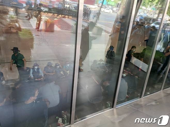 민주노총 화물연대가 16일 오전 6시10분부터 서울시 강남구 청담동 하이트진로 본사를 점거하고 농성을 이어가고 있다. 2022.08.16./뉴스1 ⓒNews1 임세원 기자 ⓒ News1 김정현 기자