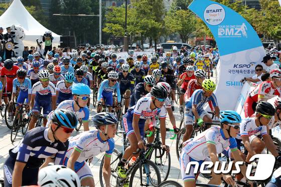 지난 2017년 9월 3일 오전 경기 고양시 일산문화광장에서 열린 '뚜르 드 디엠지(Tour de DMZ) 2017 국제자전거대회'에 참가한 선수들이 힘찬 출발을 하고 있다.  2017.9.3/뉴스1 ⓒ News1 황기선 기자