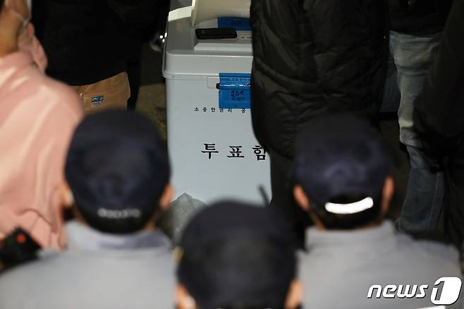 지난 3월10일 인천시 부평구 삼산체육관에서유튜브 채널 '가로세로 연구소(가세연)' 와 일부 인천 시민들이 '부정선거'를 주장하며, 경찰과 대치를 하고 있는 모습/뉴스1 ⓒ News1 정진욱 기자