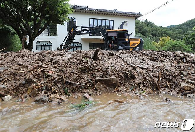 산사태가 발생한 경기 광주시 남한산성면 검복리 일대에서 10일 오후 중장비가 수해 복구 작업을 하고 있다. 2022.8.10/뉴스1 ⓒ News1 김영운 기자