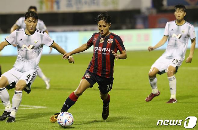 10일 오후 경기 수원 장안구 수원종합운동장에서 열린 프로축구 ‘하나원큐 K리그1 2022' 24라운드 수원FC와 전북현대모터스의 경기에서 수원 이승우가 돌파하고 있다. 2022.8.10/뉴스1 ⓒ News1 김영운 기자