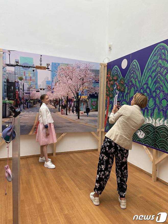 한국의 옷 입는 문화를 보여주는 전시관에서 관람객들이 직접 한복을 입어보고 있다. ⓒ 차현정