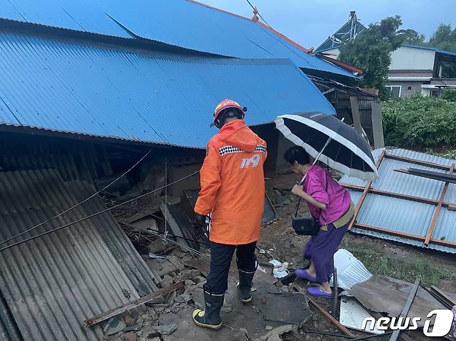 16일 오전 4시23분께 정읍시 이평면 무룡마을에서는 강풍으로 마을회관과 주택 등 건물 2채의 지붕이 파손됐다. 신고를 받고 출동한 119대원과 주민이 현장을 살펴보고 있다.(전북소방본부 제공)2022.8.16/뉴스1