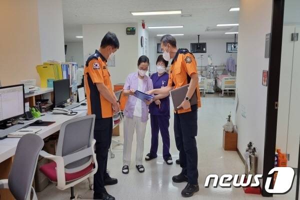 충북 청주동부소방서는 이달 말까지 특수진료(투석·분만·소아) 병·의원을 대상으로 소방안전대책을 추진한다.(청주동부소방서 제공).2022.8.16/