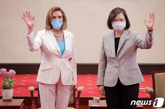 3일(현지시간) 대만 타이베이의 총통 집무실에서 차이잉원 대만 총통과 손을 흔드는 낸시 펠로시 미국 하원의장. ⓒ AFP=뉴스1 ⓒ News1 김예원 기자