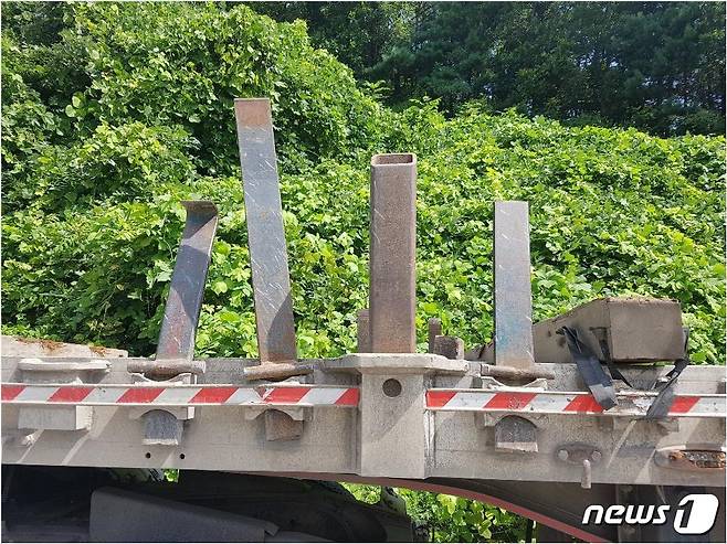 화물차 판스프링.(강원경찰청 제공) 2022.8.16/뉴스1