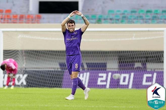 FC안양 구단 사상 최초로 해트트릭을 달성한 안드리고.(한국프로축구연맹 제공)