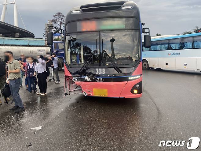 (포항=뉴스1) 최창호 기자 = 16일 오후 6시6분쯤 경북 포항시 남구 송내동 포스코 포항제철소 1문 앞 도로에서 시내버스와 숑용차가 충돌해 승객 등 4명이 다쳤다..(포항남부소방서제공)2022.8.16/뉴스1