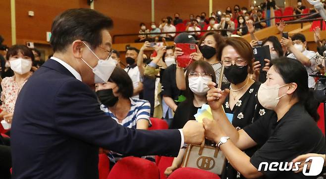 이재명 더불어민주당 당대표 후보가 16일 전북 전주시 전북대학교 학술문화관에서 열린 '전북사랑 토크콘서트'에서 지지자들과 인사를 나누고 있다. 2022.8.16/뉴스1 ⓒ News1 유경석 기자