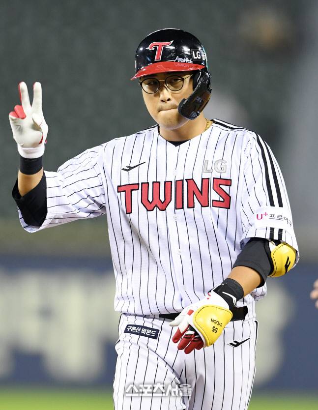 LG 채은성이 16일 잠실구장에서 열린 2022 KBO리그 삼성과의 경기 5회말 무사 2,3루 상황에서 삼성 선발 수아레즈를 상대로 2타점 적시타를 친 뒤 세리머니를 하고 있다. 채은성은 5회까지 3타수 3안타 3타점의 맹활약을 펼쳤다. 잠실 | 박진업기자 upandup@sportsseoul.com