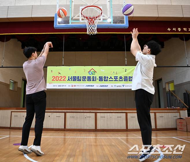 5일 서울 수서중학교에서 2022 서울림운동회 · 통합스포츠클럽의 위피크 교구 전달식에서 문찬근 체육교사와 고지후 특수교사가 농구 골밑슛 릴레이 시범경기를 하고 있다. 허상욱 기자wook@sportschosun.com