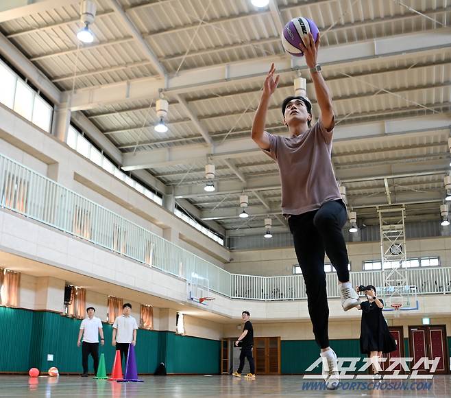 문찬근 수서중 체육교사가 골밑슛릴레이 시범을 보이고 있다. 허상욱 기자wook@sportschosun.com