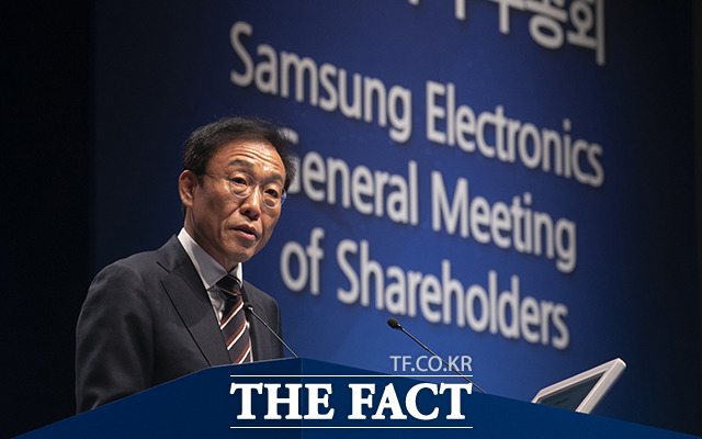 김기남 삼성전자 회장이 올해 상반기 삼성전자에서 가장 많은 32억6200만 원의 보수를 받은 것으로 나타났다. /더팩트 DB