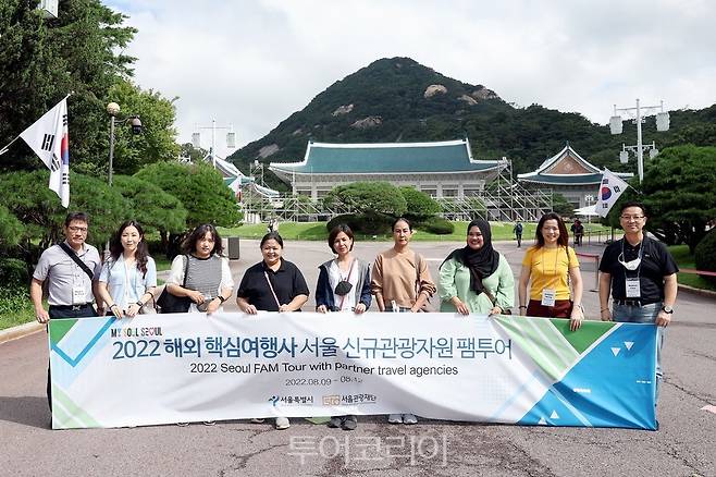 청와대를 방문한 팸투어 참가자들이 본관 앞에서 사진을 촬영하고 있다. 사진=서울관광재단