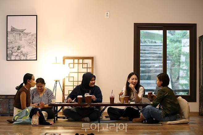 서울 도심 등산관광센터 근처 한옥 카페 '선운각'에서 여유를 만끽하고 있는 팸투어 참가자들. 사진=서울관광재단