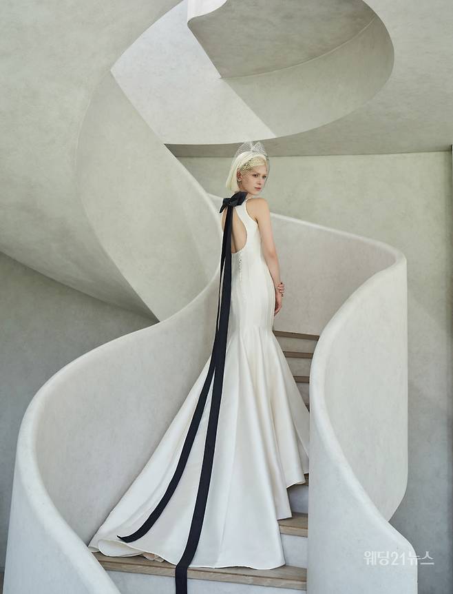 사진 : 웨딩드레스 본느마리에,&nbsp;청담점,&nbsp;광주점,&nbsp;부산점,&nbsp;에디터 김정은,&nbsp;비주얼 디렉터 방미나,&nbsp;포토그래퍼 이정훈(아트포토그라피 다다 스튜디오),&nbsp;헤어 지연(쉬작) 메이크업 구다연(쉬작),&nbsp;모델 샤렌,&nbsp;제품협찬 보비쥬, 장폴블랑쉬클라리쎄, 크리스찬 루부탱,&nbsp;로케이션 빌라드파넬