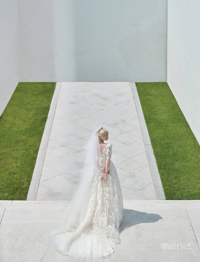 사진 : 웨딩드레스 본느마리에,&nbsp;청담점,&nbsp;광주점,&nbsp;부산점,&nbsp;에디터 김정은,&nbsp;비주얼 디렉터 방미나,&nbsp;포토그래퍼 이정훈(아트포토그라피 다다 스튜디오),&nbsp;헤어 지연(쉬작) 메이크업 구다연(쉬작),&nbsp;모델 샤렌,&nbsp;제품협찬 보비쥬, 장폴블랑쉬클라리쎄, 크리스찬 루부탱,&nbsp;로케이션 빌라드파넬