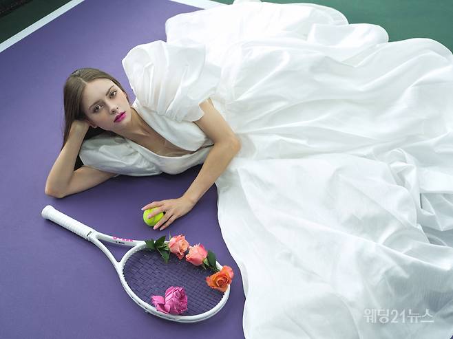 사진 : 에디터 조윤예, 드레스 올댓드레스, 포토그래퍼 우상권(스튜디오밥스), 모델 루카, 헤어 미영(보보리스) 메이크업 박소연(연화메이크업), 스타일리스트 박소현, 제품협찬 로제블랑, 롱샴, 마스카, 손정완, 발롱, 쟈니헤잇재즈, 핑거수트, 페어라이어, 휠라, 로케이션 W테니스