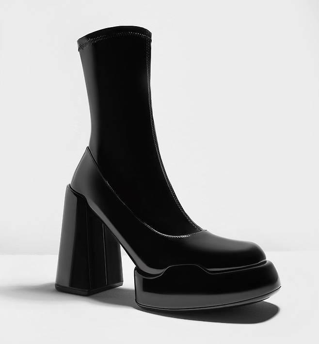 사진 : 찰스앤키스(CHARLES & KEITH), 룰라 에나멜 블록 힐 부츠-블랙