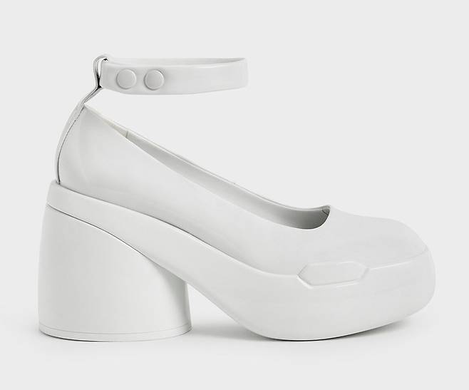 사진 : 찰스앤키스(CHARLES & KEITH), 룰라 에나멜 청키 힐 펌프스 - 라이트 그레이
