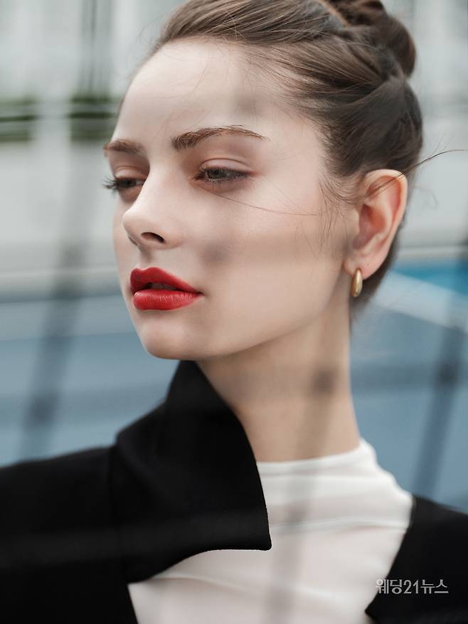 사진 : 에디터 조윤예,&nbsp;드레스 올댓드레스,&nbsp;포토그래퍼 우상권(스튜디오밥스),&nbsp;모델 루카,&nbsp;헤어 미영(보보리스) 메이크업 박소연(연화메이크업),&nbsp;스타일리스트 박소현,&nbsp;제품협찬 로제블랑, 롱샴, 마스카, 손정완, 발롱,&nbsp;쟈니헤잇재즈, 핑거수트, 페어라이어, 휠라,&nbsp;로케이션 W테니스