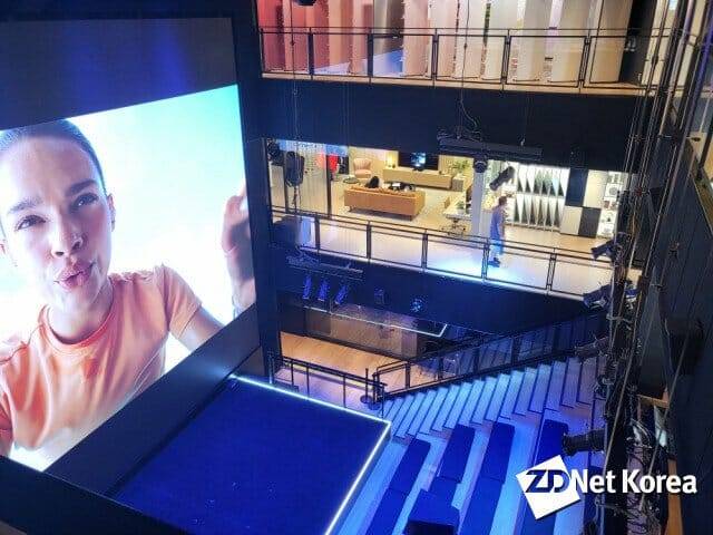 매장 가운데 위치한 스크린은 55인치 사이니지 96개로 이뤄진 10미터 높이다. 2층에서 바라본 스크린 모습.(사진=지디넷코리아)