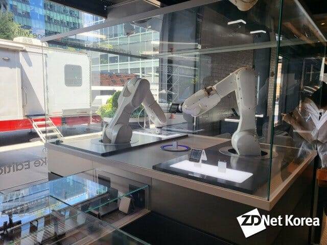 갤럭시Z플립 '비스포크 에디션'을 체험해 볼 수 있는 로봇이 전시돼 있었다. (사진=지디넷코리아)
