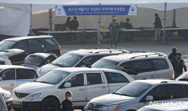환경부는 내년부터 4등급 경유차에도 조기 폐차 지원금을  지급한다. 사진은 서울시가 매연저감장치를 장착한 노후 경유차량을 대상으로 무상점검하고 있다.(사진=뉴시스)