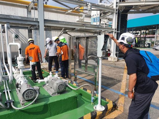 기름저장시설 안전관리 상태를 점검하는 창원해양경찰과 소방대원들.