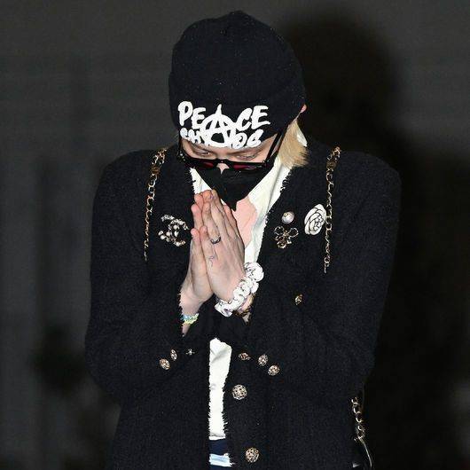 뮤지션 지디가 지난 5월 인천국제공항 출국길에 취재진을 향해 자신의 트레이드 마크인 '합장' 인사를 하고 있다. /OSEN