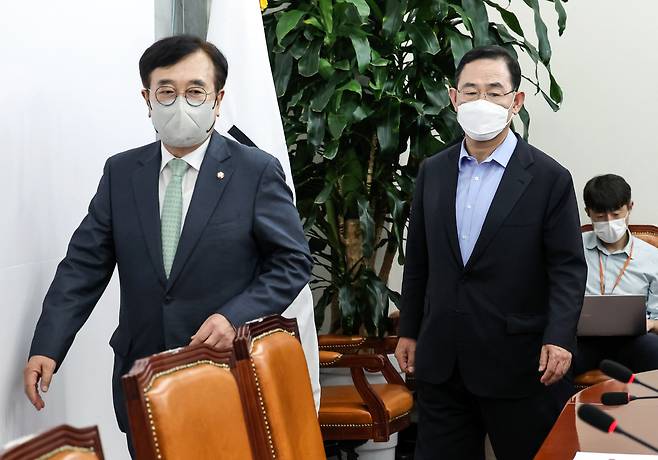 주호영 국민의힘 비상대책위원장(오른쪽)과 서병수 전국위원회 의장이 16일 오후 서울 여의도 국회에서 열린 제5차 상임전국위원회에 참석하고 있다.사진공동취재단