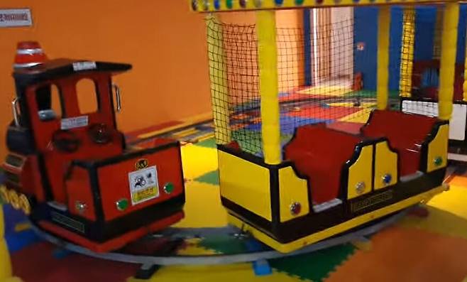 지난 12일 3세 아동의 발이 레일에 끼어 숨지는 사고가 발생한 경기 안산시 상록구 키즈카페 놀이기구 모습. /유튜브 캡처