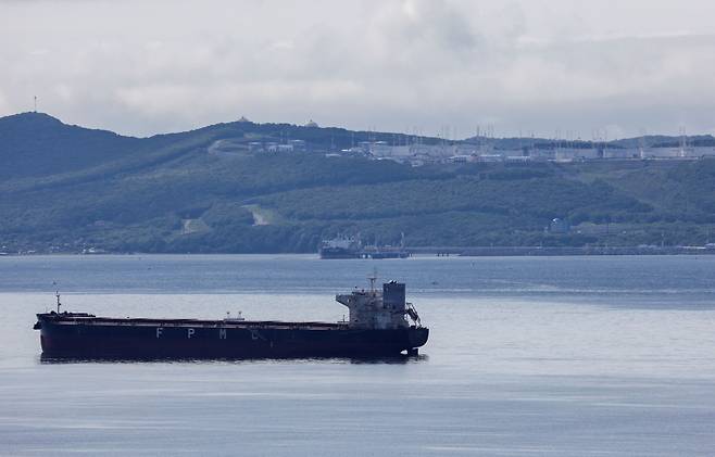러시아 연해주의 나홋카 항구 외곽에 있는 코르미노 원유 터미널 인근 해상으로 유조선들이 지나가고 있다. /로이터 연합뉴스